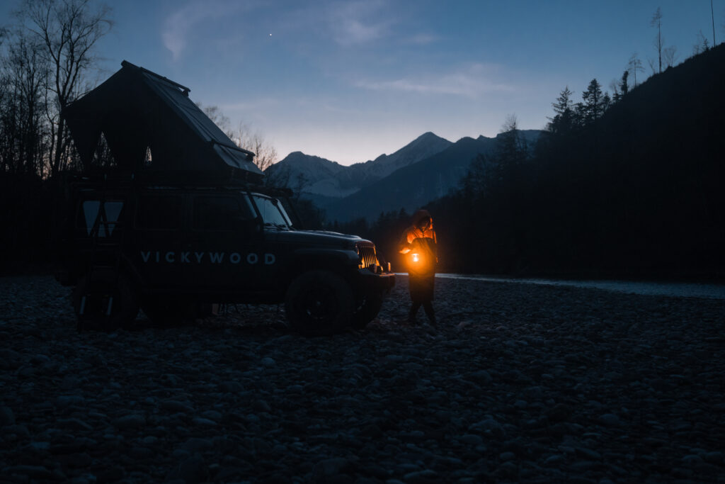 Blue hour with a Voited Slumber Jacket, a Vickywood rooftop tent and a jeep